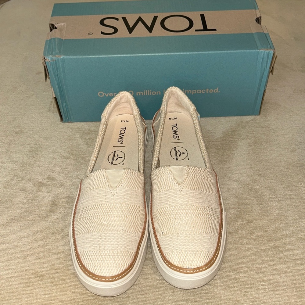 TOMS 7.5  Women’s Parker tan textured linen slip ons